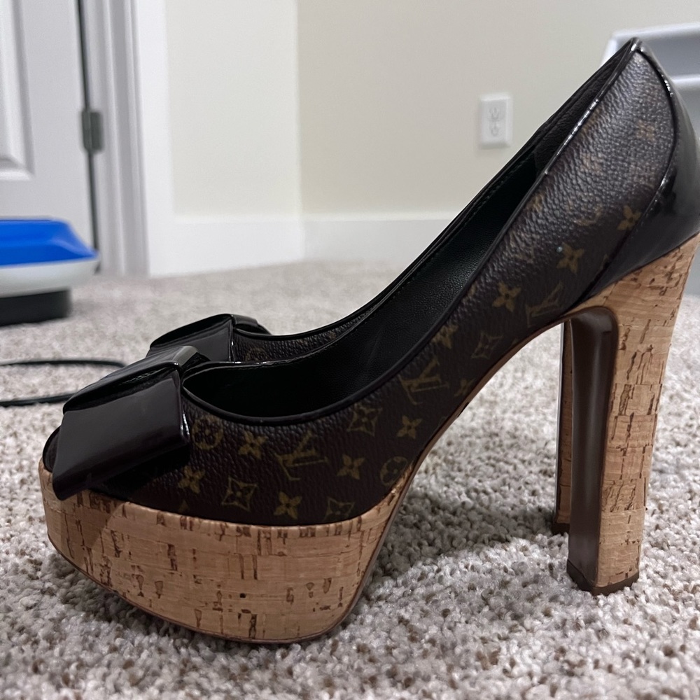 Louis Vuitton Peep toe style pumps